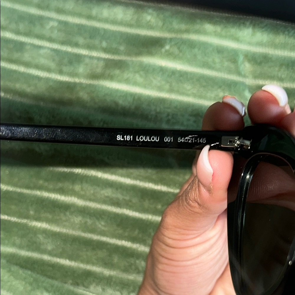 YSL Black Heart-Shaped Sunglasses - Picture 7 of 9